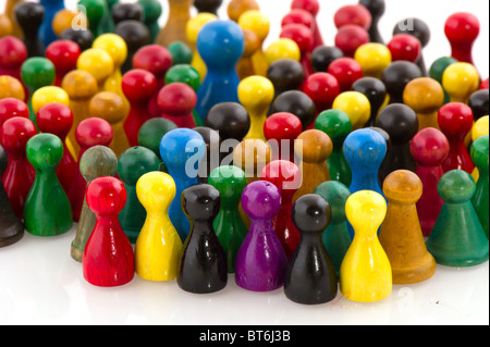 Viele bunte Bauern als eine Menschenmenge auf weiß Stockfoto