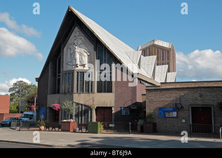 Unsere Liebe Frau & St. Josephs römisch-katholische Kirche auf der Uxbridge Road, Hanwell, West-London, UK. Stockfoto