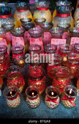 Gebet-Kerzen in der Haupthalle der Kek Lok Si-Tempel. Penang, Malaysia Stockfoto