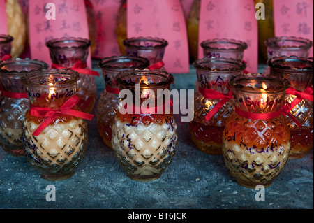 Gebet-Kerzen in der Haupthalle der Kek Lok Si-Tempel. Penang, Malaysia Stockfoto