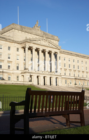 leere Parkbank außerhalb Nordirland Parlament Gebäude nordirischen Belfast Nordirland Vereinigtes Königreich Stockfoto