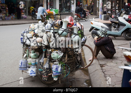 Fahrrad beladen mit waren Hanoi Vietnam Stockfoto