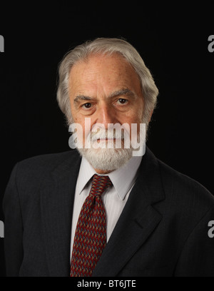 Porträt des bärtigen und grauen Haaren senior Geschäftsmann in Anzug und Krawatte, Studio gedreht, schwarzer Hintergrund, 16. Oktober 2010 Stockfoto