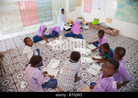 Jambiani, Sansibar, Tansania. Grundschule Unterricht mit Schülern und Lehrer. Stockfoto