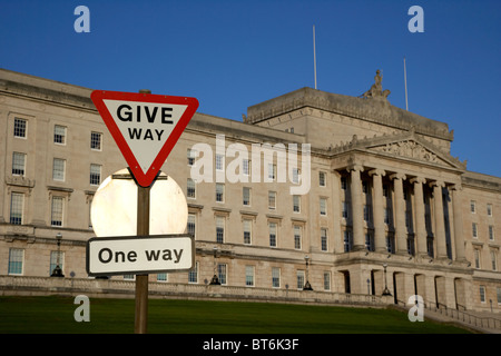 nachgeben Sie Warnzeichen außerhalb Nordirland Parlament Gebäude nordirischen Belfast Nordirland Vereinigtes Königreich Stockfoto