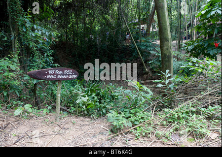 Krater von eine Bombe von einem amerikanischen B52-Bomber in der Nähe von Cu Chi Tunnel, Vietnam Stockfoto