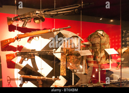 Louisiana, New Orleans, das WWII-Nationalmuseum, deutsches Gewehr und einheitliche Anzeige Stockfoto