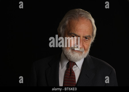 Porträt des bärtigen und grauen Haaren senior Geschäftsmann in Anzug und Krawatte, Studio gedreht, schwarzer Hintergrund, 16. Oktober 2010 Stockfoto