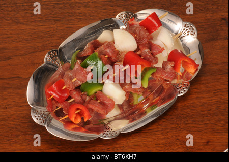 Shish Kabob auf einem silbernen Tablett für den Grill bereit. Stockfoto