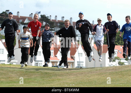 Colin Montgomerie und Schüler (12-15 Jahre alt) aus lokalen Schulen in seinem Golfacademy in Turnberry, Schottland Stockfoto