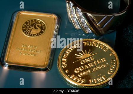 Gold Bullion Bar - Goldmünze - Gold Diamantring Stockfoto
