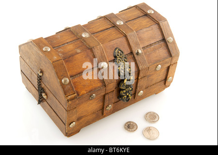 hölzerne Schatztruhe mit mehreren Münzen isoliert auf weiß Stockfoto