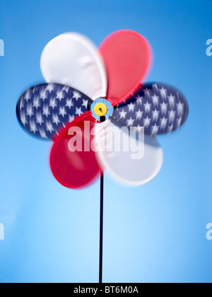 rot weiß blau Windrad vertikal Stockfoto