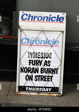 "Tyneside Wut als Koran verbrannt auf Straße". Titelseite Nachrichten in Newcastle Upon Tyne Lokalzeitung, die Abend-Chronik Stockfoto