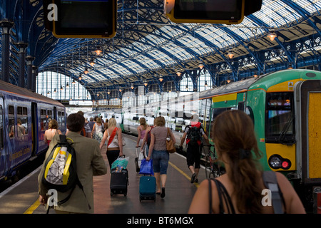 Passagierzahl einsteigen in einen Zug nach London von Brighton Stockfoto