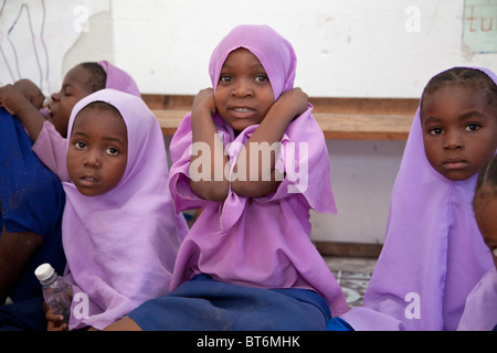 Jambiani, Sansibar, Tansania. Muslimische Schülerinnen. Stockfoto