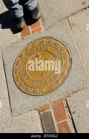 Boston Freedom Trail Plaque eingebettet in Bürgersteig Stockfoto