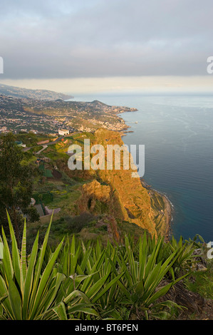 Blick vom Aussichtspunkt Cabo Girao, 580 Meter hohe Klippen, hinunter zum Meer und zur Hauptstadt Funchal, Madeira Stockfoto