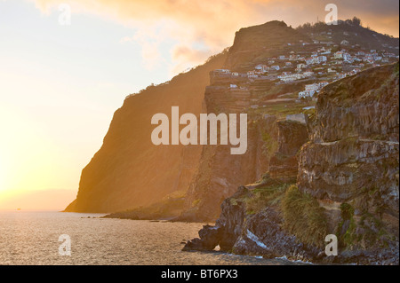 Blick entlang der Küste bis zu den Klippen von Camara de Lobos, Cabo Girao, Madeira, Portugal Stockfoto