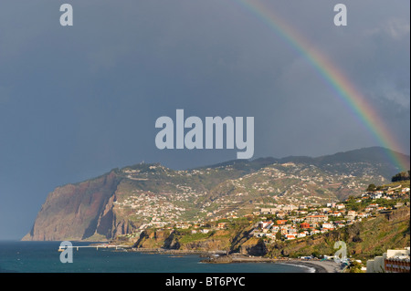 Regenbogen über dem Meer und die Klippen von Camara de Lobos, Cabo Girao, Madeira, Portugal Stockfoto