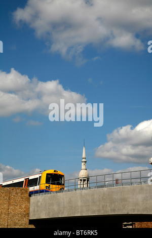 East London Line (Overground) Zug vorbei an St. Leonards Kirche, Shoreditch, London, UK Stockfoto