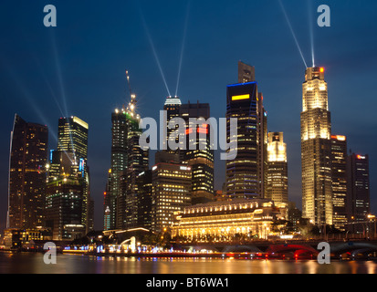 Singapur Skyline bei Nacht, gesehen von der Esplanade Stockfoto