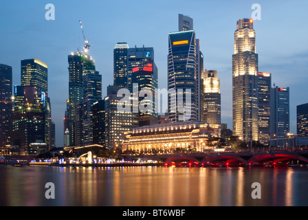 Skyline von Singapur in der Dämmerung, gesehen von der Esplanade Stockfoto