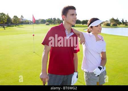 Golfplatz Nachwuchsspieler glücklich Paar aufstehen posiert auf grün Stockfoto