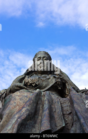 Queen Victoria-Statue in der Nähe das Kriegerdenkmal in Tynemouth, North East England. Stockfoto