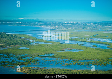 Luftaufnahme des Hays Inlet Conservation Park (fg), Brisbane Stadt im Hintergrund, Queensland, Australien Stockfoto