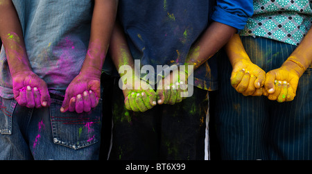 Indischen jungen bunten pulverisierte Hände Stockfoto