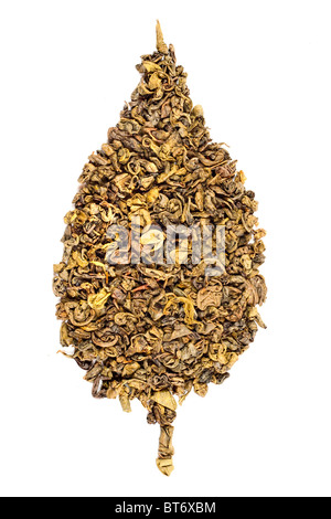 Grüner Teeblätter in der Form eines Blattes isoliert auf weiss Stockfoto