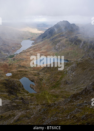 Ogwen Tal von Y Garn, zeigt Tryfan und die Seen von Llyn Ogwen, Llyn Idwal und Llyn Clyd betrachtet Stockfoto