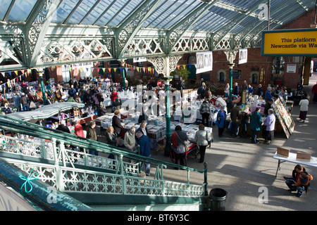 Tynemouth Wochenmarkt in der alten viktorianischen Bahnhof jedes Wochenende. Stockfoto