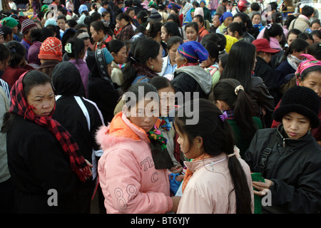 Eine große Gruppe der Hmong ist vor dem Postamt in Xiang Khoang, Laos (Xieng Khouang) gesammelt. Stockfoto