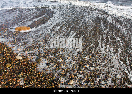 Surf und Wellen auf sandigen Ufer vor Northumberland Küste. Stockfoto