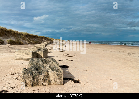 Druridge Bay Beach mit Weltkrieg zwei anti-Tank Abwehrkräfte, Northumberland, North East England. Stockfoto