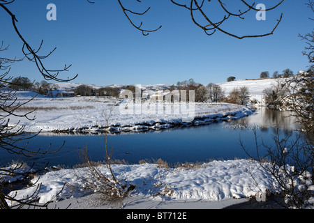 St. Michael und alle Engel Kirche aus den Dales Weg Fußweg. Linton nahe Grassington, Yorkshire Dales. Winter Stockfoto