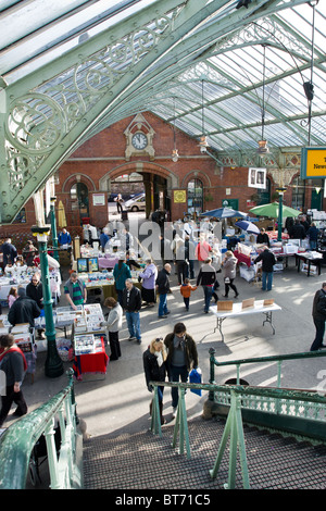 Tynemouth Wochenmarkt in der alten viktorianischen Bahnhof jedes Wochenende. Stockfoto