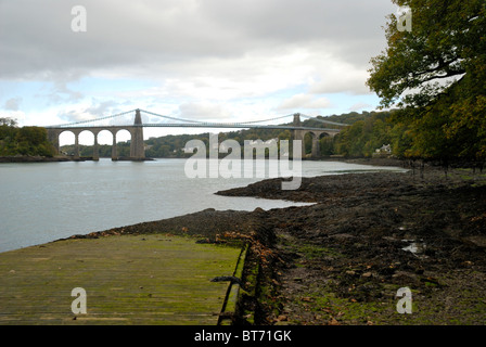 Die Menai-Brücke über die Menaistraße zwischen Anglesey und dem Festland von Nord-Wales Stockfoto