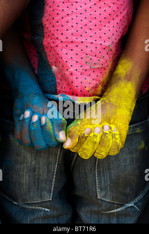 Indischen jungen bunten pulverisierte Hände Stockfoto