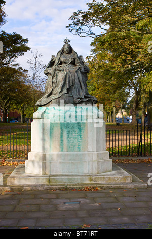 Queen Victoria-Statue in der Nähe das Kriegerdenkmal in Tynemouth, North East England. Stockfoto