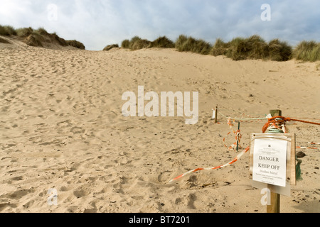 Druridge Bucht-Strand mit Warnschild von Weltkrieg zwei Reliquien, Northumberland, North East England. Stockfoto