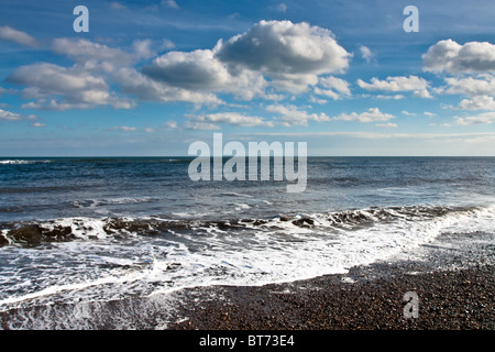 Surf und Wellen auf sandigen Ufer vor Northumberland Küste. Stockfoto