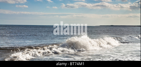 Surf und Wellen auf sandigen Ufer vor Northumberland Küste. Stockfoto