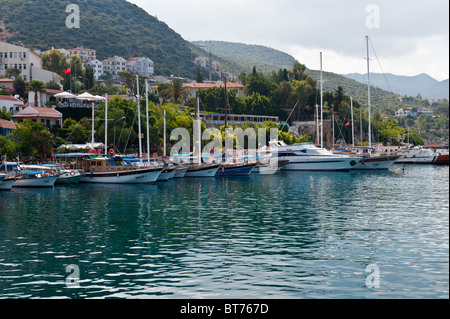 Boote und Yachten im Hafen von Kas, Antalya, Türkei Stockfoto