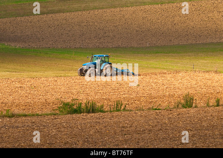 New Holland TM115 Traktor mit Grubber - Sud-Touraine, Frankreich. Stockfoto