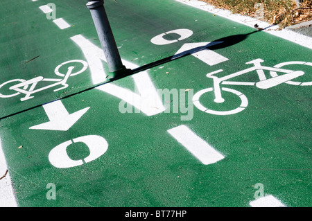 Radwege, die Spur Bahnen Cyclelane Cyclelanes Fahrrad Fahrräder verkehrsberuhigte Bikelanes Radweg Pfad Radfahren Reiten Reiten Rennradfahrer fahren zu befreien Stockfoto