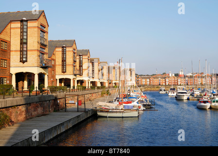 Neue Wohnsiedlungen auf der sanierten dock Bereich in Dingle, Liverpool. Ehemals beherbergt Coburg Dock, nun Liverpool Marina. Stockfoto