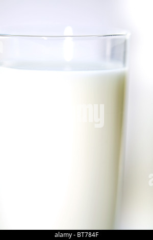 frische Milch im tumbler Stockfoto